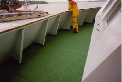 Decksbelag auf Fähren der Hurtigruten, Schiffsbodenbelag für extreme Bedingungen,