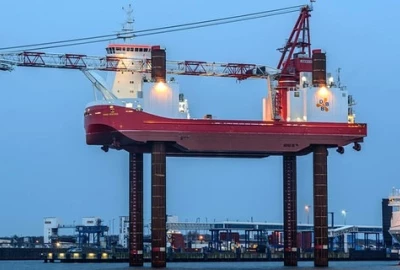 Windturbinen-Wartungsschiff, mit 55 m hohen Hubbeinen ausgestattet,
