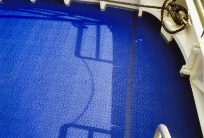 dunkelblauer Decksbelag, kleine Noppen auf der Oberfläche,