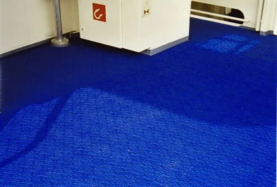 dunkelblauer Decksbelag, kleine Noppen auf der Oberfläche,