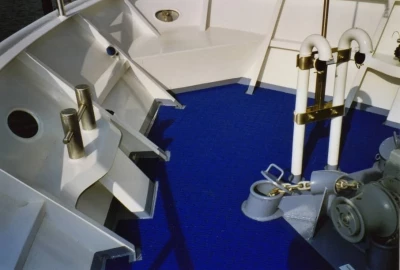 rutschhemmender Decksbelag, Drainage und Belüftung,