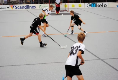 Unihockey-Spielfeld, Großfeld, Kleinfeld, Ausrüstung, Spielfeld mit Banden und Tor