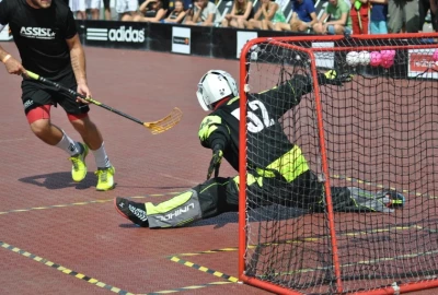 Unihockey-Spielfeld, Großfeld, Kleinfeld, Ausrüstung, Spielfeld mit Banden und Tor,