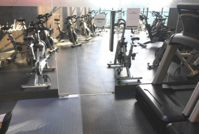 Der neue PVC Bodenbelag im Fitnesscenter in Lubin ist die perfekte Lösung für einen robusten und langlebigen  Boden, der auch den Anforderungen des Trainings mit schweren Geräten standhält