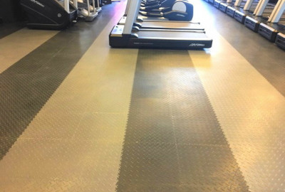 Der neue PVC Bodenbelag im Fitnesscenter in Lubin ist eine großartige Lösung für Fitnessstudios, die einen  robusten und langlebigen Boden benötigen.