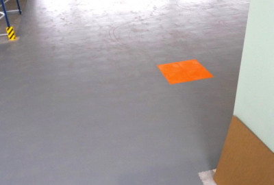 Zweifarbiger Industriehallenboden nach erfolgreicher Sanierung