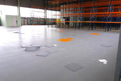 Das Ergebnis war beeindruckend: Der neue PVC-Bodenbelag erwies sich als äußerst robust und widerstandsfähig  gegenüber mechanischen Belastungen.