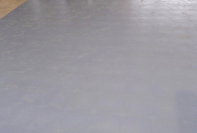 Qualitätskontrolle: Überprüfung des fertigen PVC-Bodenbelags auf Festigkeit, Widerstandsfähigkeit und  Rutschfestigkeit. 
