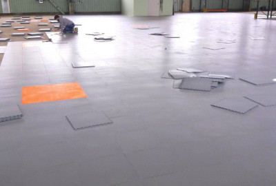 Wir empfehlen daher PVC-Fliesen als geeigneten Bodenbelag für Industrieböden und werden auch zukünftig auf diese  Lösung setzen.