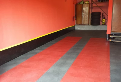 PVC Garagenboden Typ 2050 in Rot und Schwarz