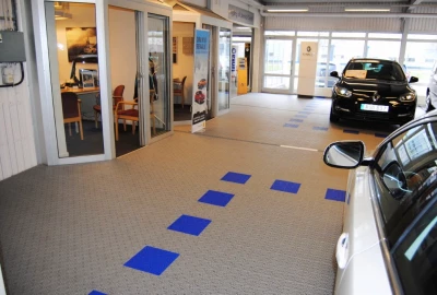 PKW-Ausstellungshalle, Fliesen Garagenboden, Fliesen für Garagenboden, 