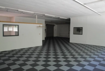 in Ausstellungshallen für Händler mit Automobilen und Motorrädern,