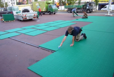 mobiler Sportboden Typ MULTISPORT, werksweitig vorgefertigte Bodenmodule, grüner Sportboden,